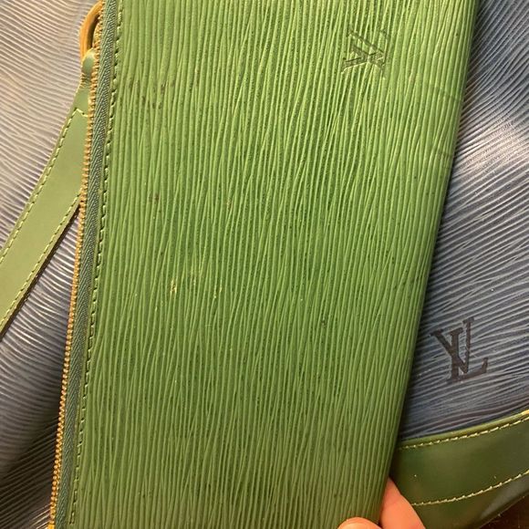 Louis Vuitton epi bicolor bag and green pouch. Good used condition. AR0995 - Picture 2 of 16